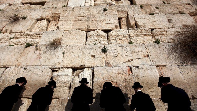 judios-ultraortodoxos-rezan-elmurode-laslamentaciones-el-sitio-mas-sagrado-del-judaismoen-jerusalen-israel.jpg