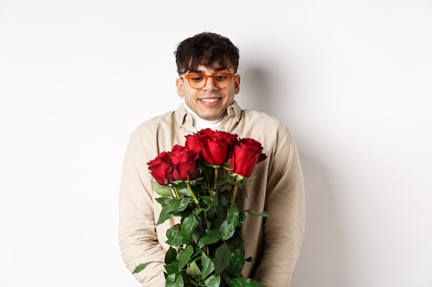 hombre-gay-alegre-recibe-rosas-rojas-su-novio-mirando-emocionado-sonriente-teniendo-cita-romantica-dia-san-valentin-su-amante-pie-sobre-fondo-blanco_1258-65776.jpg