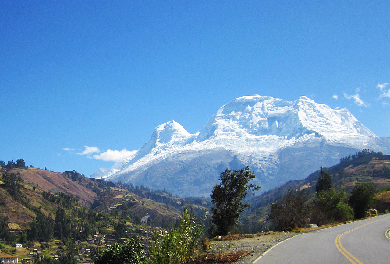 1280px-Nevado_Huascar%C3%A1n3.jpg