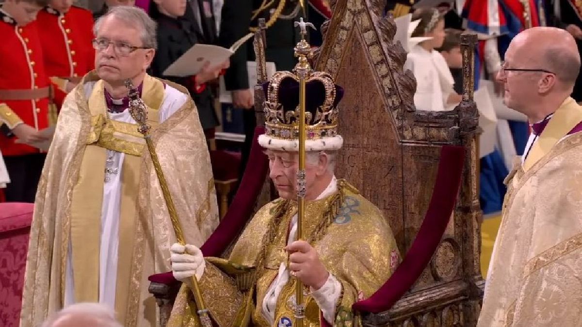 Carlos III fue coronado rey por el arzobispo de Canterbury y se convierte así en el monarca número 40.
