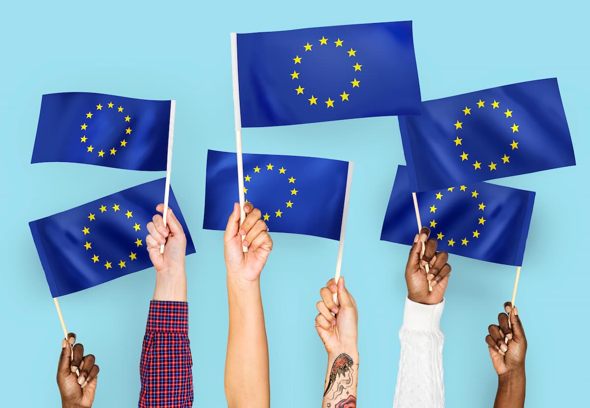 manos-agitando-banderas-union-europea-1.jpg